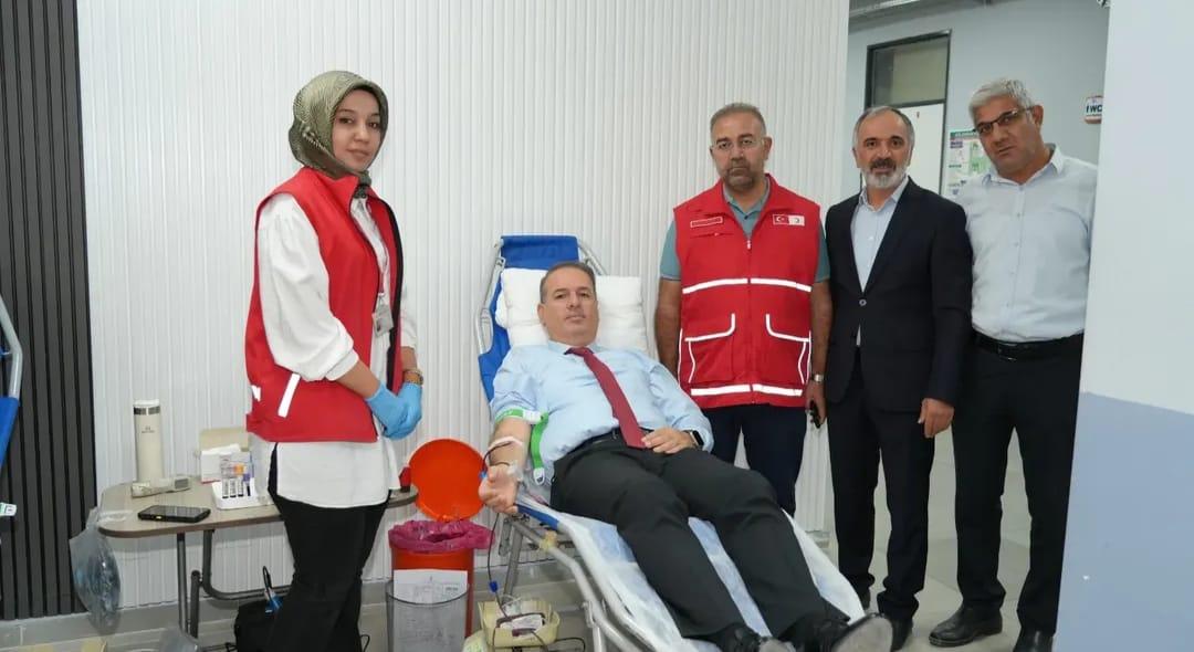 İl Milli Eğitim Müdürü Ali Tosun’dan kan bağışına destek İl Milli Eğitim Müdürü Ali Tosun’dan kan bağışına destek