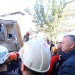 Ekipler enkazdan gelen sese ulaşmaya çalışıyor Ekipler enkazdan gelen sese ulaşmaya çalışıyor