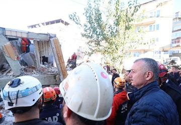 Ekipler enkazdan gelen sese ulaşmaya çalışıyor