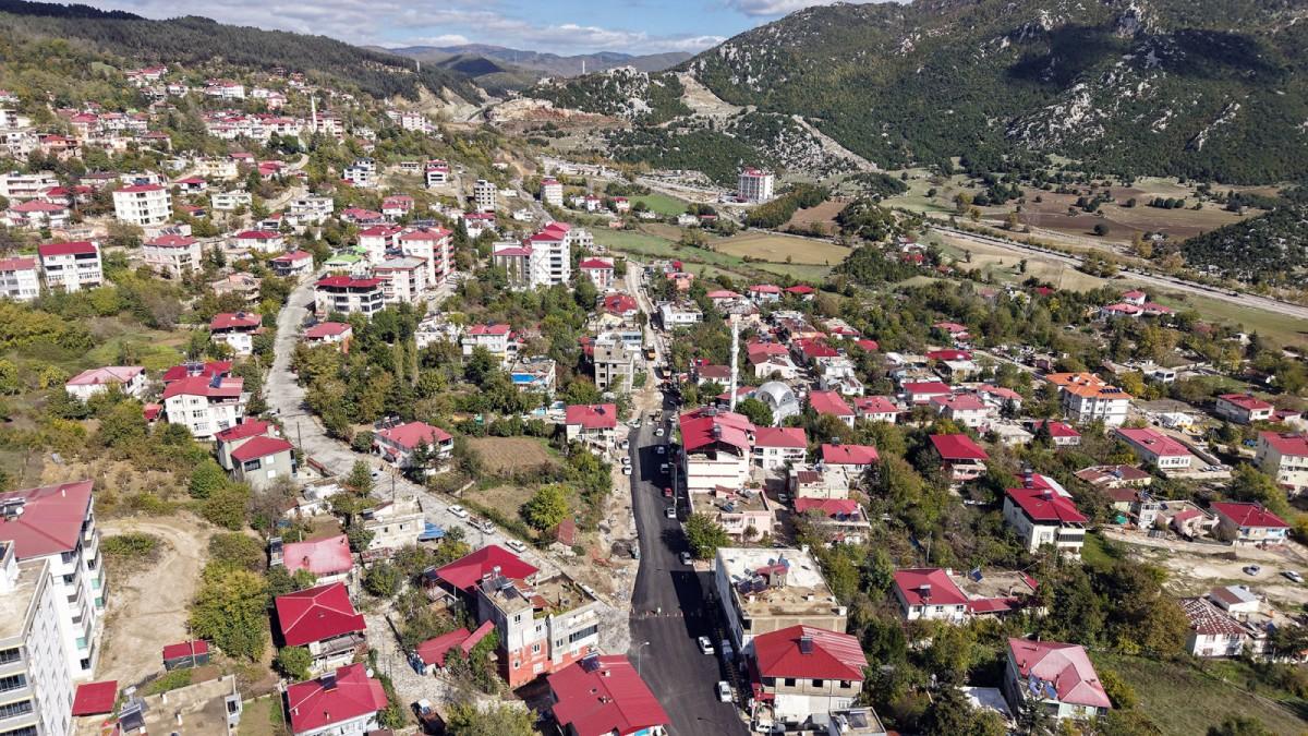 Büyükşehir, Andırın’da 2 Kilometrelik Yolunu Sıcak Asfaltla Yeniliyor Büyükşehir, Andırın’da 2 Kilometrelik Yolunu Sıcak Asfaltla Yeniliyor