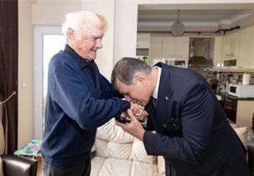 Başkan Tugay lise öğretmenini ziyaret etti