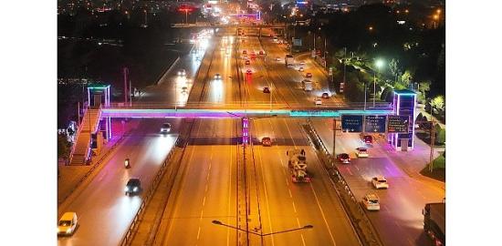 Kocaeli Bilişim Fuarı'nın renkleri üst geçitlerde