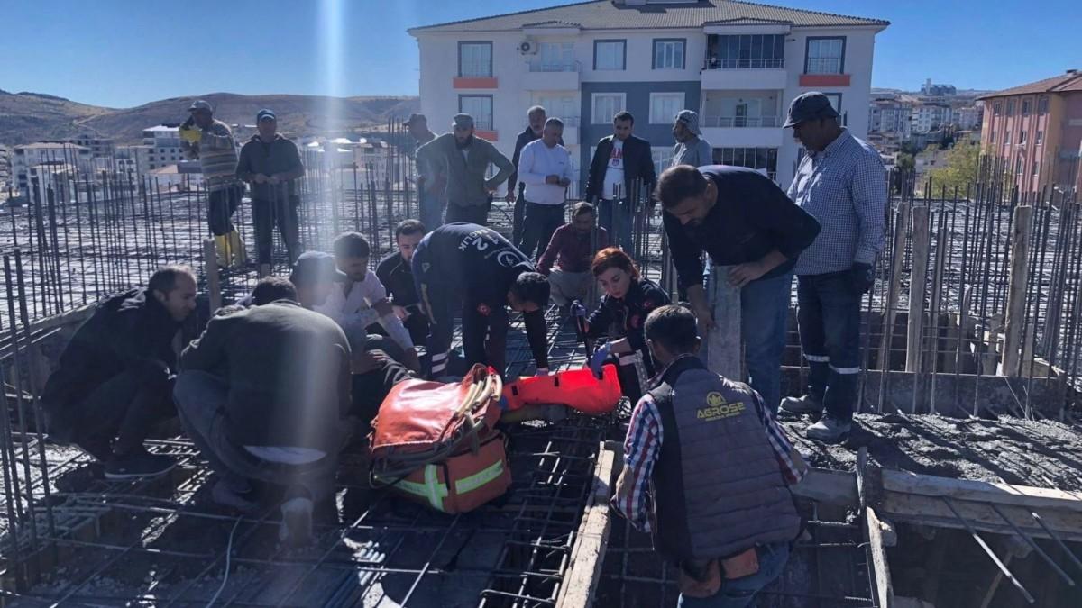 Adıyaman’da beton dökümü sırasında bom kırıldı, 1 işçi yaralandı - Videolu Haber Adıyaman’da beton dökümü sırasında bom kırıldı, 1 işçi yaralandı - Videolu Haber