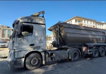 Adıyaman’da hafriyat kamyonundaki beton caddeye yayıldı - Videolu Haber