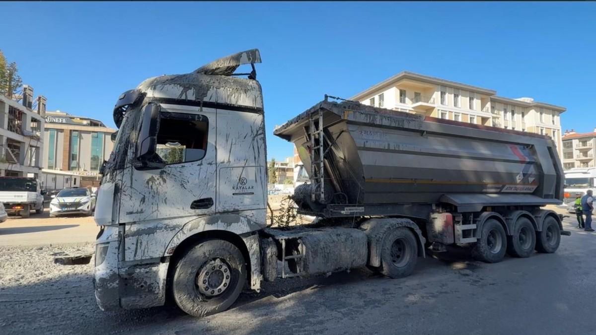 Adıyaman’da hafriyat kamyonundaki beton caddeye yayıldı - Videolu Haber Adıyaman’da hafriyat kamyonundaki beton caddeye yayıldı - Videolu Haber