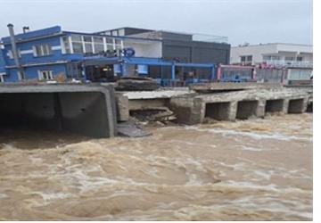 Karaburun, Çeşme ve Foça'da etkili olan yağışlar için ekipler seferber oldu