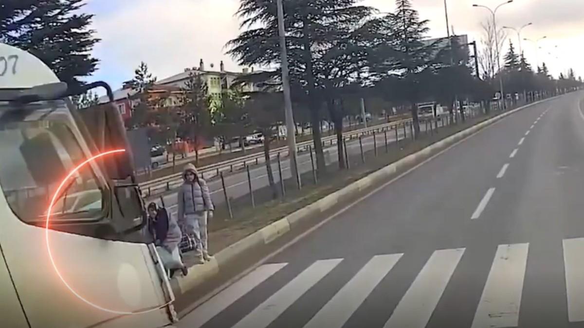 Bakan Yerlikaya, yaya önceliğini hiçe sayan sürücüye ceza verildiğini açıkladı - Videolu Haber