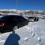 Yoğun kar nedeniyle köyde mahsur kalan vatandaşın yardımına komşusu yetişti - Videolu Haber