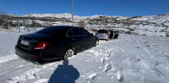 Yoğun kar nedeniyle köyde mahsur kalan vatandaşın yardımına komşusu yetişti - Videolu Haber