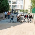 Karşıyaka'da okul çevrelerinde yol bakım çalışması