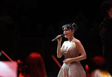 Şevval Sam hem söyledi hem yönetti