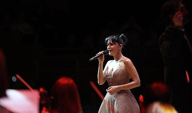 Şevval Sam hem söyledi hem yönetti