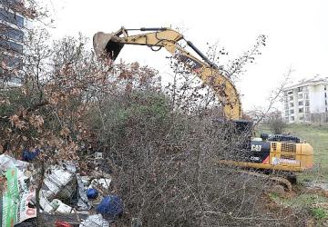 Nilüfer Belediyesi Balkan Mahallesi'nde kaçak barakaları yıktı