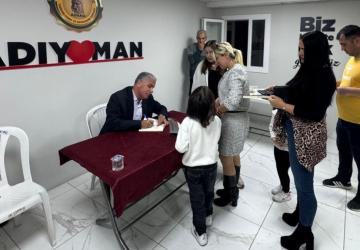 Adana’da anlamlı buluşma: Fahrettin Çelik okurlarıyla bir araya geldi - Videolu Haber