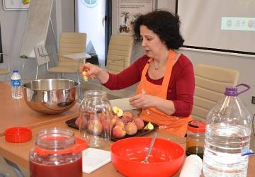 Üretici Pazarında çocuklara tohum, ailelerine sirke yapım atölyesi