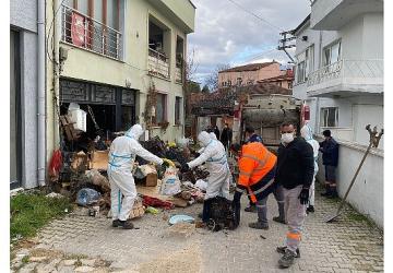 Görükle'de iki katlı çöp ev temizlendi