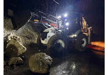 Kemer'de istinat duvarı çöktü