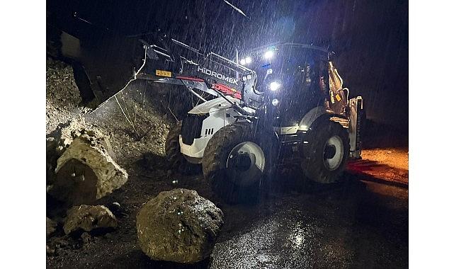 Kemer'de istinat duvarı çöktü