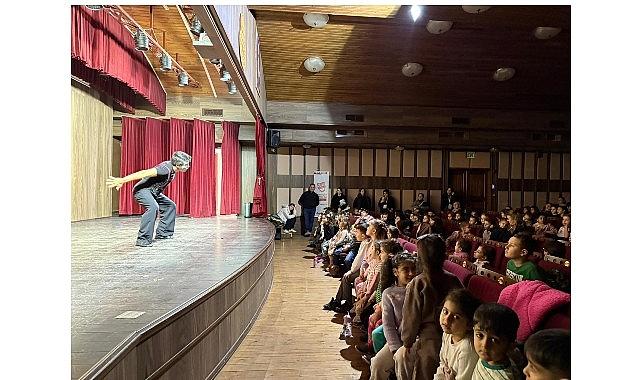 İnegöl'de Tiyatro Festivali Coşkusu Sürüyor