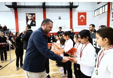 Balçova'daki Spor Turnuvasında Ortak Duruş: “Elinizi Zorbalığa Değil, Dostluğa Kaldırın"