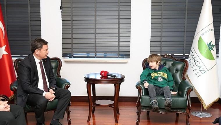 DMD Hastası Yağız Efe'ye Başkan Aydın'dan Destek