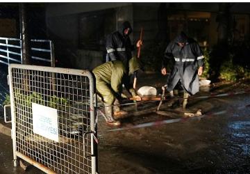 Çeşme'de şiddetli yağışa karşı kesintisiz mücadele