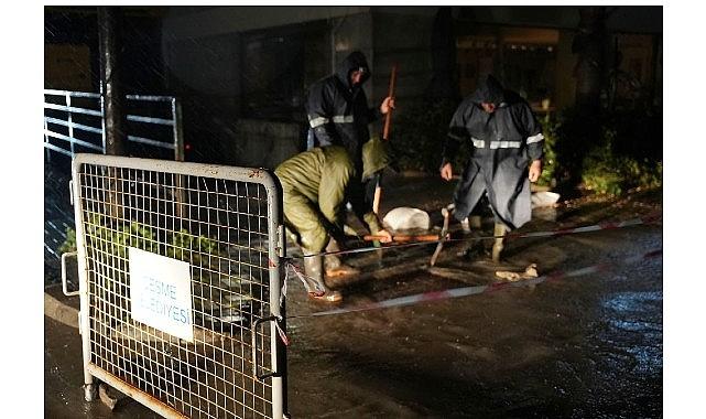 Çeşme'de şiddetli yağışa karşı kesintisiz mücadele