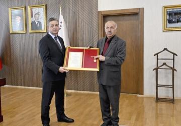 Adıyaman’da 6 Şubat depremlerinde kaybolan Gazi madalyası yeniden takdim edildi