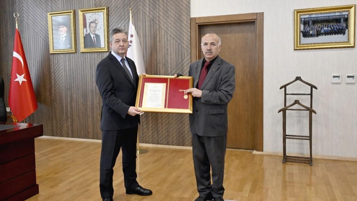 Adıyaman’da 6 Şubat depremlerinde kaybolan Gazi madalyası yeniden takdim edildi