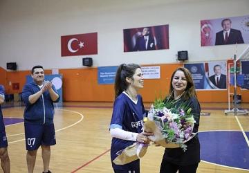Çeşme Belediyesi Birimler Arası Voleybol Turnuvası coşkuyla tamamlandı