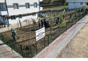 İnegöllü Gençlerden Örnek Davranış: 32 Fidan Toprakla Buluştu