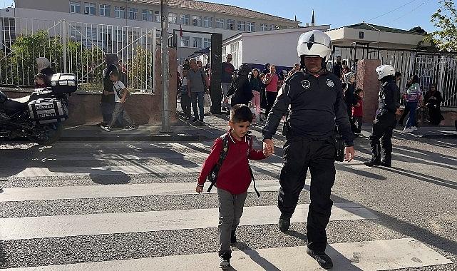 Keçiören Zabıtasından Okul Önlerinde Güvenli Ulaşım Seferberliği Keçiören Zabıtasından Okul Önlerinde Güvenli Ulaşım Seferberliği