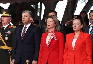 Başkan Vekili Özdemir resmi geçit törenine katıldı