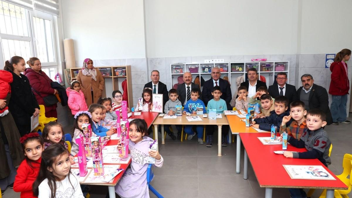 Vali Varol, Mehmetçik İlkokulu’nda karne dağıtım törenine katıldı