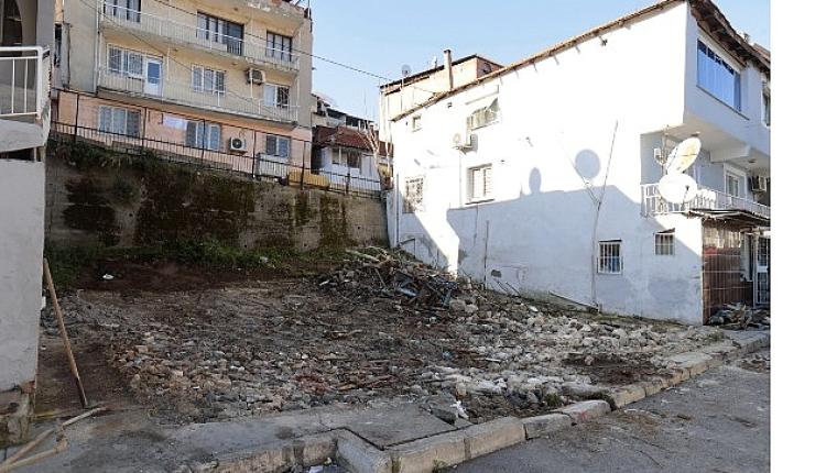 Konak'ta metruk bina yıkımları sürüyor