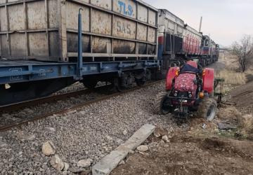 Gölbaşı’nda yük treni traktöre çarptı: 1 yaralı