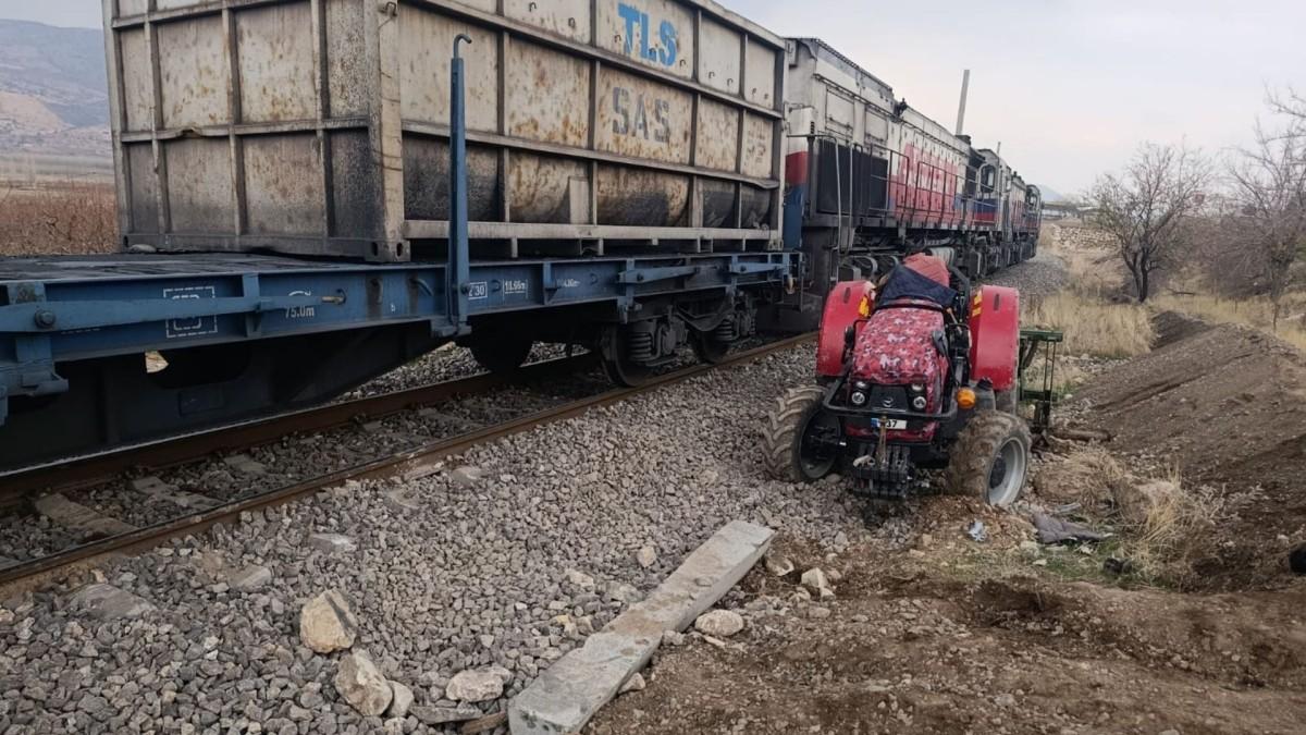 Gölbaşı’nda yük treni traktöre çarptı: 1 yaralı