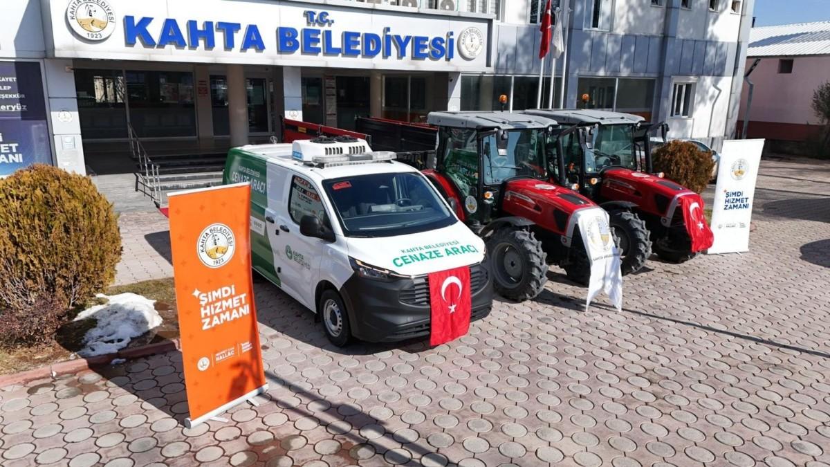 Kahta Belediyesi filosuna yeni cenaze aracı ve traktörler eklendi