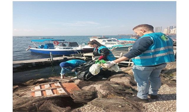 Doğaseverler Karşıyaka'da kıyı temizliği yaptı