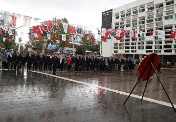 Başkan Vekili Özdemir çelenk sunma törenine katıldı 