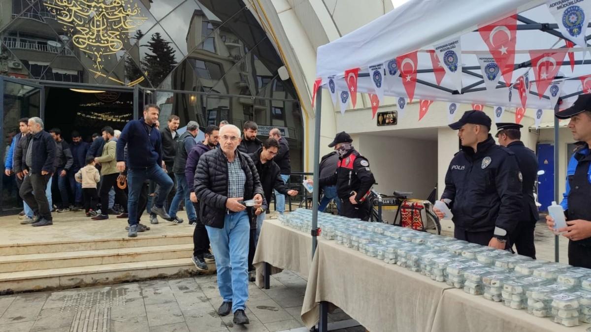 Adıyaman İl Emniyet Müdürlüğü’nden vatandaşa lokum ve gül suyu ikramı - Videolu Haber