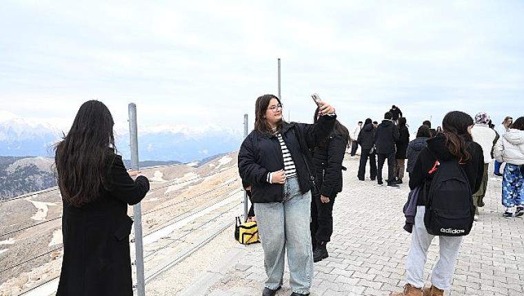 Kemer Belediyesi'nden öğrencilere Tahtalı'da moral gezisi