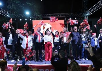 Menemen'de binler, Cumhuriyet sevgisiyle yürüdü