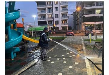 Edremit Belediyesi'nden parklarda hızlı temizlik çalışması