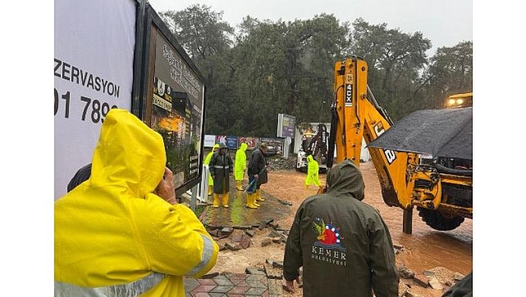 Kemer Belediyesi aralıksız çalışıyor