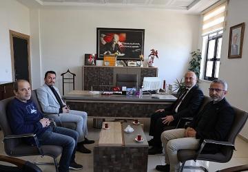 Geyve Belediye Başkanı Selçuk Yıldız'dan Okullara Moral Ziyareti: Öğretmenlere Gül, Öğrencilere Başarı Dileği