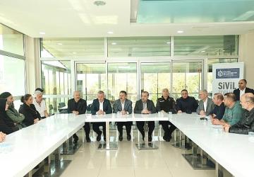 Evlerine giremeyen ailelere moral ziyareti