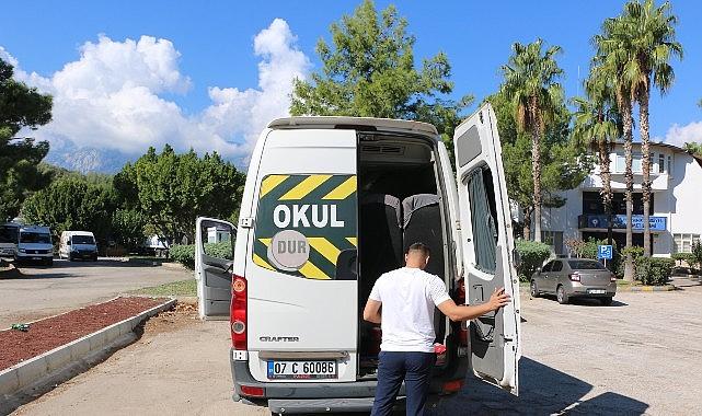 UKOME ekipleri servis araçlarını inceliyor UKOME ekipleri servis araçlarını inceliyor