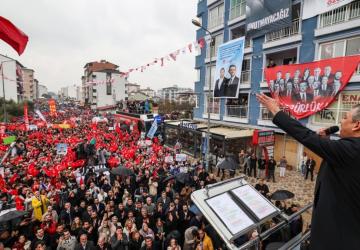 Özgür Özel Hatay’da konuştu: ‘TOKİ konutları bedelsiz değil, Hatay’ı bırakmamak üzere geliyoruz’