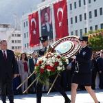 29 Ekim Bayram Coşkusu Çelenk Sunumuyla Başladı 29 Ekim Bayram Coşkusu Çelenk Sunumuyla Başladı